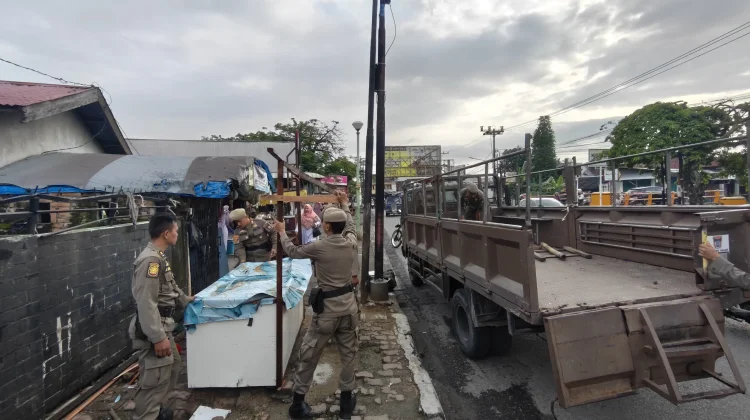 Satpol PP Padang Tertibkan Lapak PKL yang Tinggalkan Fasilitas Umum
