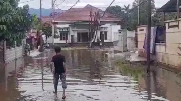 Sejumlah Permukiman Warga di Padang Masih Tergenang Banjir