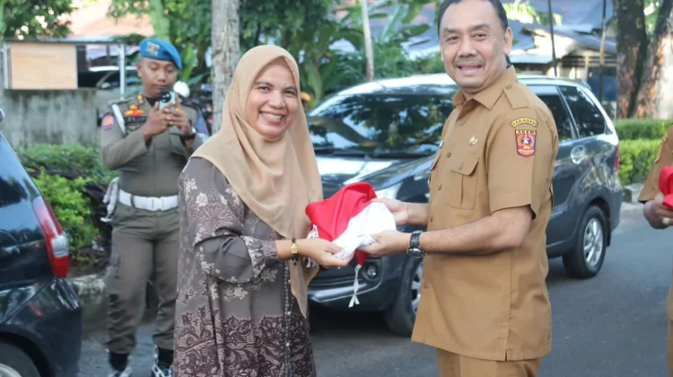 Sambut HUT RI, Pemkab Agam Bagikan Bendera Merah Putih kepada Warga