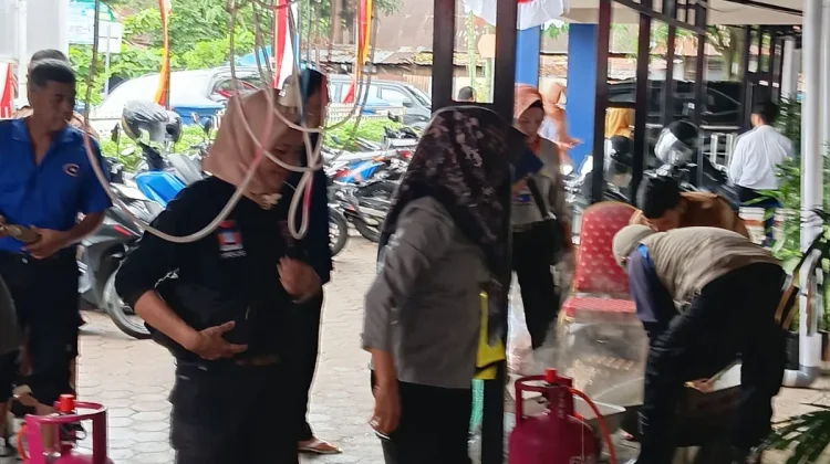 Dinsos Padang Distribusikan Makanan Bagi Warga Terdampak Bencana Hidrometeorol