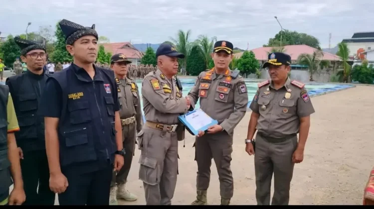 Satpol PP Padang Beri Penghargaan ASN Teladan BerAKHLAK Terbaik
