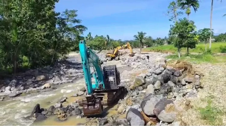 Tiga Alat Berat Normalisasi Sungai di Lokasi Banjir Kuranji