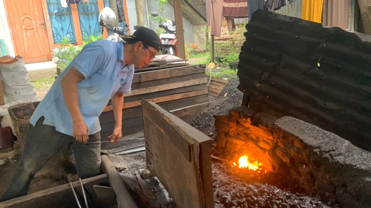 Pandai Besi di Padang Bertahan di tengah Gempuran Produk Pabrikan