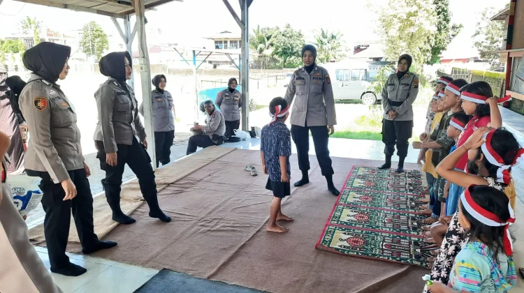 Polwan Polresta Padang Pulihkan Trauma Anak Korban Banjir