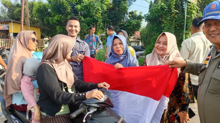 Pemkab Dharmasraya Bagikan 500 Bendera Merah Putih Sambut HUT ke-81 RI