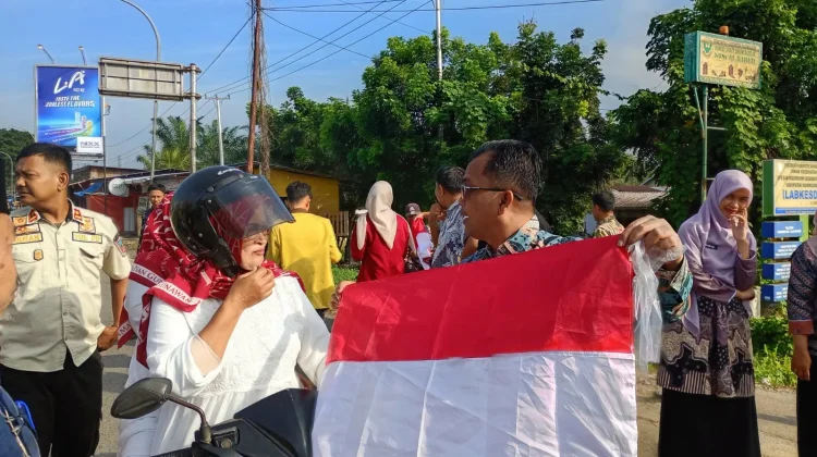 Ratusan Bendera Merah Putih Dibagikan, Dharmasraya Semarakkan HUT ke-81 RI