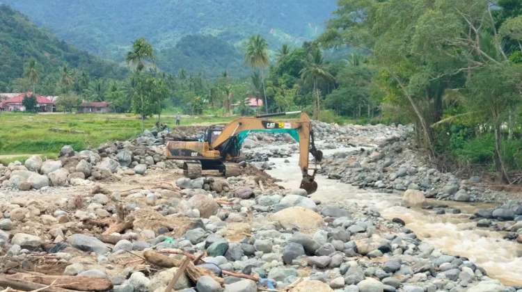 Respons Cepat, Gubernur Mahyeldi Tangani Banjir Kuranji Tuai Apresiasi Warga