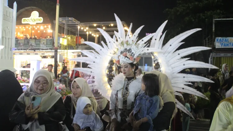 Ribuan Warga Padang Padati Pantai Cimpago Saksikan Festival Telong-Telong