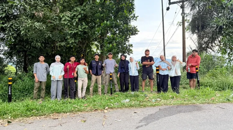 Mahasiswa KKN UNP Dorong Keselamatan Warga lewat Inovasi Reflektor Jalan