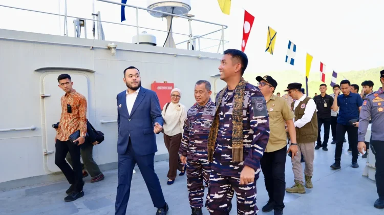 KRI Teluk Kendari-518 Sandar di Teluk Bayur, Jadi Daya Tarik HJK Padang ke-357