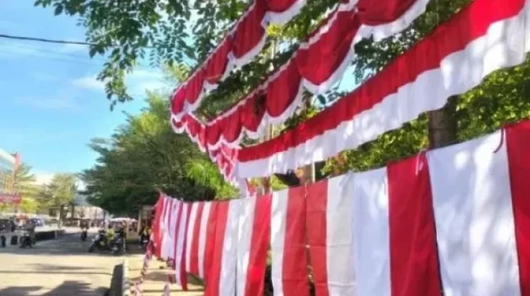 Pemkab Solok Selatan Distribusikan Ribuan Bendera Merah Putih ke Nagari