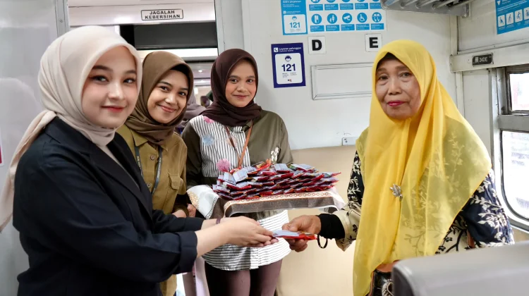 Semarak HJK Padang Ke-357, KAI Sumbar Sapa Pelanggan di Stasiun