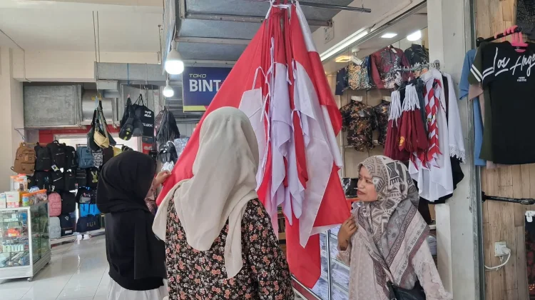 HUT ke-81 RI, Warga Padang Panjang Mulai Pasang Merah Putih