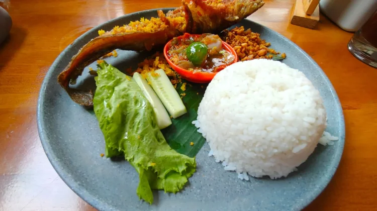 Gurih Pedas yang Menggugah Selera, Lele Crispy Sambal Pecak