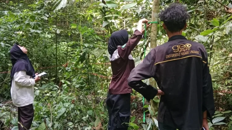 Mahasiswa UNP Kembangkan Riset Menghitung Cadangan Karbon Perhutanan Sosial
