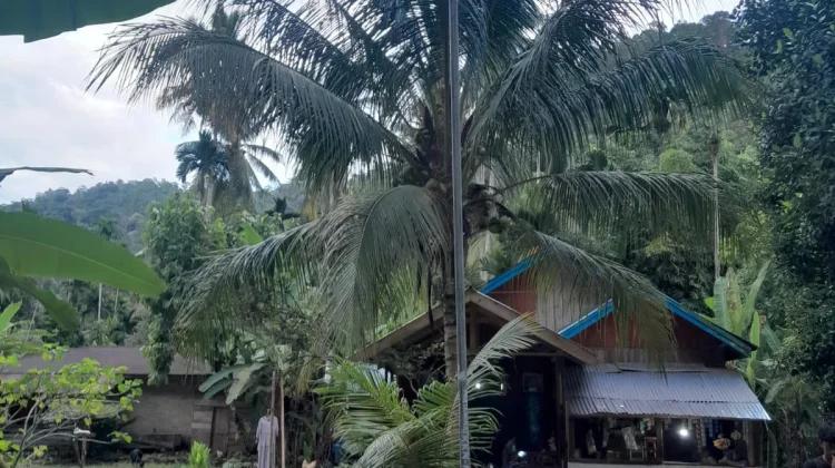 KKN UGM Bangun Penerangan Jalan Tenaga Surya di Nagari Mandeh