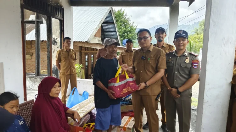 Pemkab Pasbar Salurkan Bantuan bagi Korban Kebakaran di Talamau