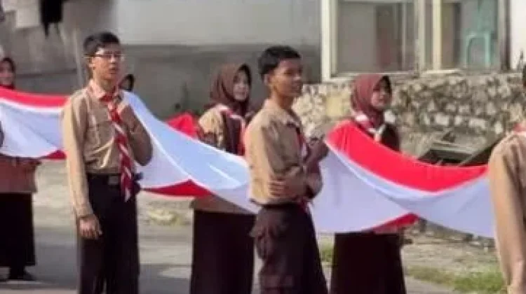 Warga Kecamatan Barangin Sawahlunto Bentangkan Merah Putih Sepanjang 100 Meter