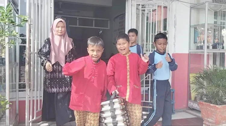 Siswa SDN 33 Sawahan Padang Santap MBG dengan Ceria