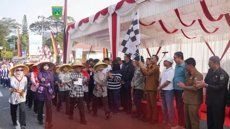 Ratusan Pelajar Unjuk Kekompakan di Gerak Jalan Tepat Waktu