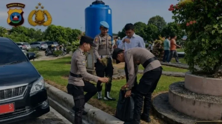 Polres Pasbar Semarakkan Kemerdekaan lewat Kebersihan Masjid