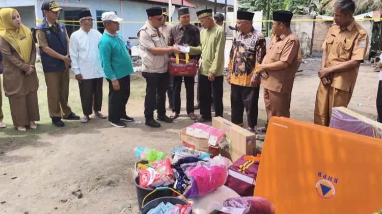 Pemkab Pasbar Salurkan Bantuan Korban Kebakaran di Kinali