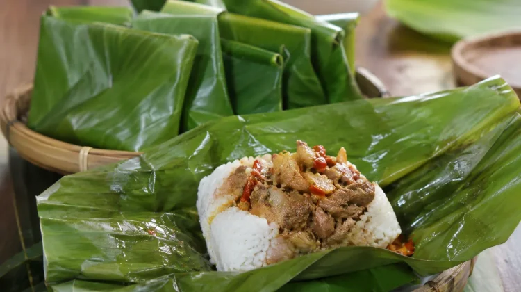 Benarkah Makanan yang Dibungkus Daun Pisang Rasanya Lebih Enak?