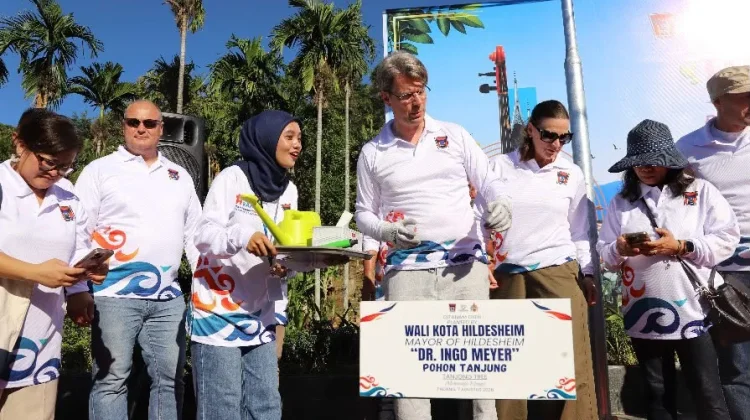 Tanam Pohon Tanjung, Jadi Momen Hangat Wali Kota Hildesheim