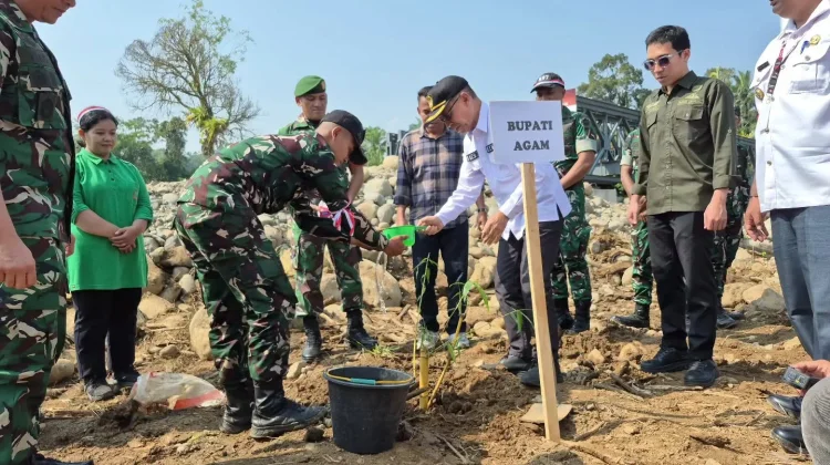 Penanaman Bambu Perkuat Mitigasi Bencana di Salareh Aia