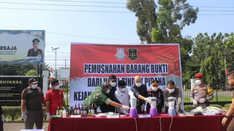 Kejari Pasbar Musnahkan Barang Bukti 56 Perkara