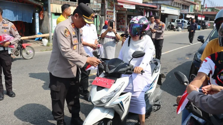 Polres Pasbar Bagikan Ribuan Bendera Merah Putih kepada Masyarakat