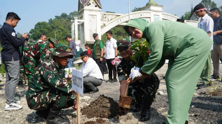 Pemko Bersama Kodam XX/TIB Hijaukan Kembali Kawasan Bekas Galodo