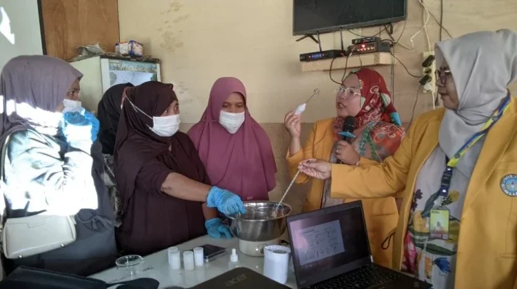 UNP Latih Warga Olah Minyak Jagung Jadi Serum Kosmetik