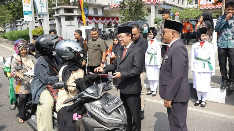 Semarak HUT ke-81 RI, Wali Kota Zulmaeta Bersama Forkopimda Bagikan Ratusan Bendera