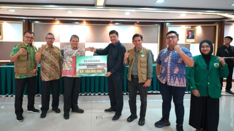 Andalas Golf Club Salurkan Beasiswa untuk 75 Mahasiswa