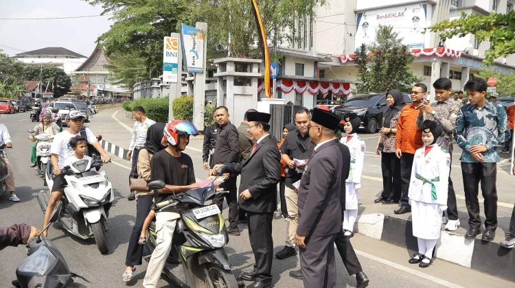 Wali Kota Payakumbuh Bagikan Ratusan Bendera Merah Putih