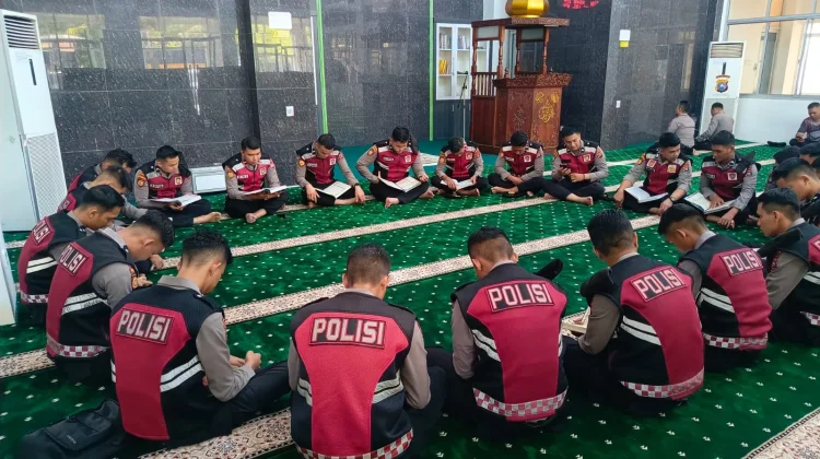 Ditsamapta Polda Sumbar Rutin Mengaji usai Apel Pagi
