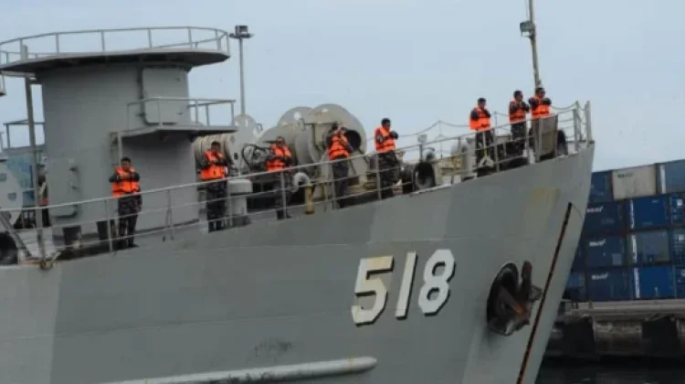 KRI Teluk Kendari-518 Jadi Ruang Edukasi Maritim bagi Warga Padang
