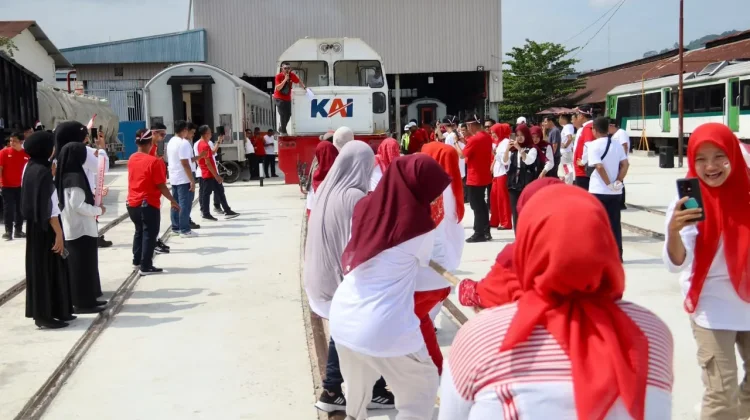 KAI Sumbar Tantang Kekompakan Pegawai Tarik Lokomotif 42 Ton