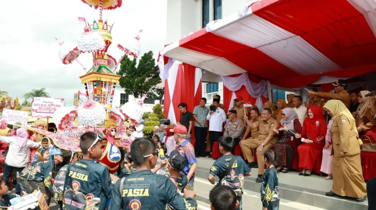Pawai Alegoris Meriahkan HUT RI ke 81 di Pariaman