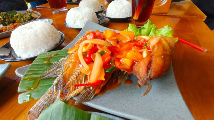 Kenikmatan Gurame Goreng Saus Asam Manis