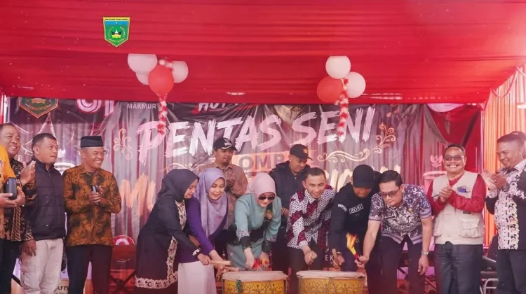 Pelajar Padang Panjang Hidupkan Musik Tradisional di Pentas Seni Pasar Baru