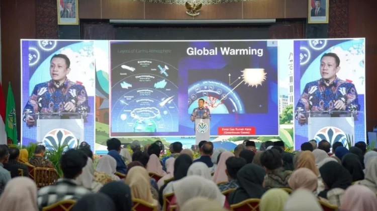 Wamen Lingkungan Hidup Soroti Sampah dan Iklim dalam Kuliah Umum Unand