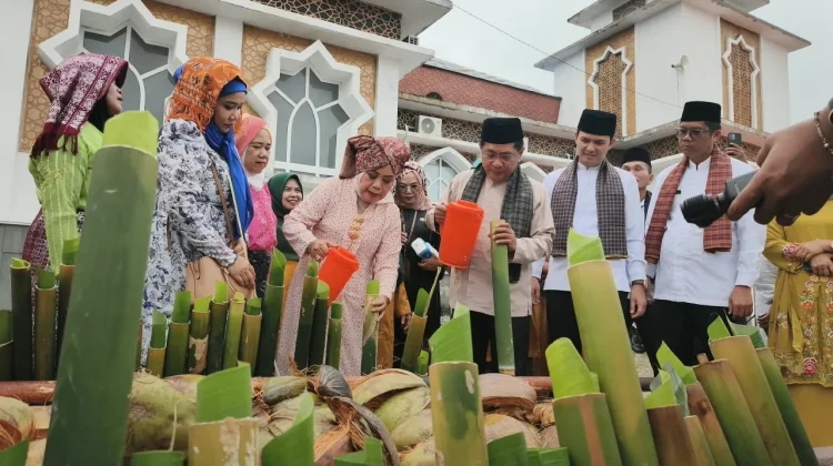 Tradisi Malamang Rawat Kebersamaan Masyarakat Padang Pariaman