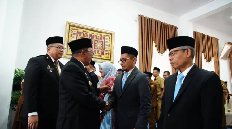 Bupati Tanah Datar Lantik Empat Pejabat Administrator