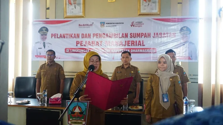 Pemkab Dharmasraya Lantik 13 Pejabat untuk Segarkan Organisasi