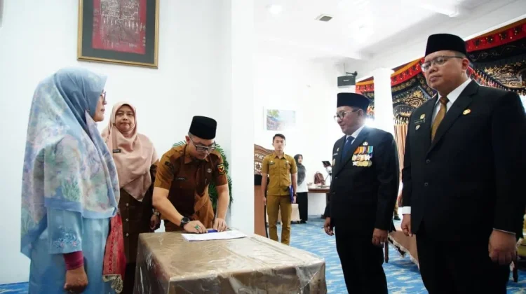 Bupati Tanah Datar Lantik Empat Pejabat Administrator
