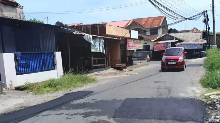 Dinas PUPR Kota Padang Lakukan Pemeliharaan pada Jalan Rusak