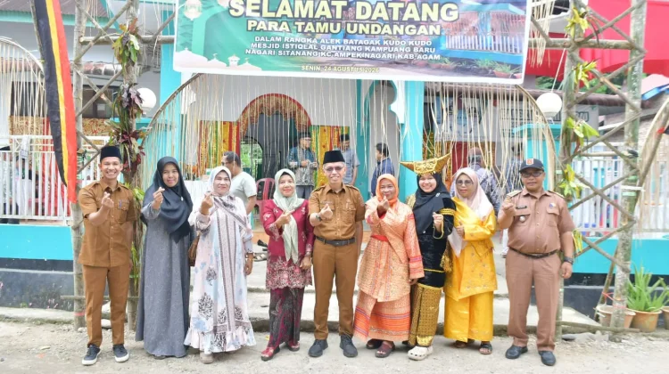 Gotong Royong Warga Renovasi Masjid Istiqlal Sitanang