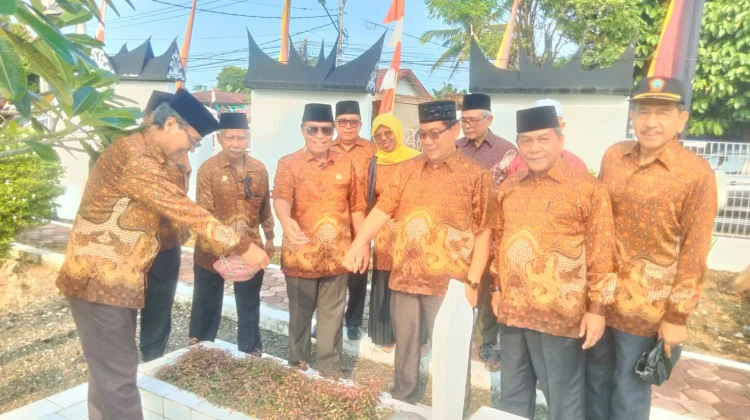 Peringati HUT ke-64, PWRI Padang Ziarah ke TMP Kuranji